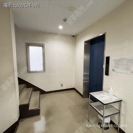貸室階エレベーターホール